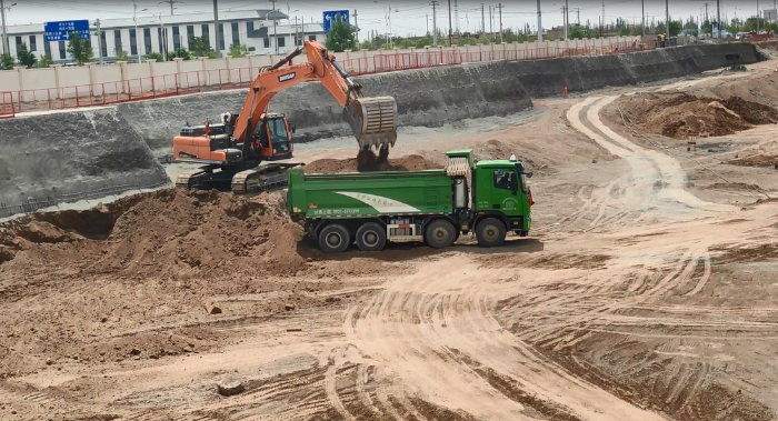 宏昌天马渣土车驰骋在甘肃建设现场